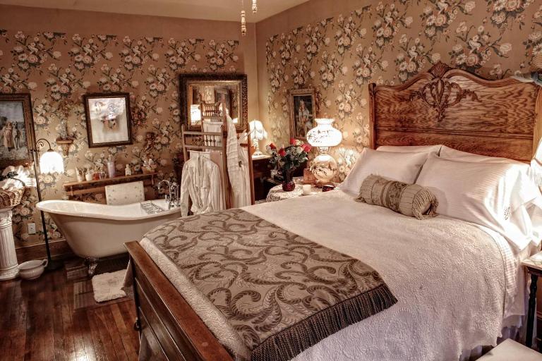 The Queen, A Victorian Bed & Breakfast - B&B Bellefonte