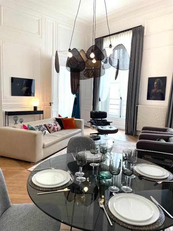 Appartement Charles Le Brun, Face au Château de Versailles, avec parking privé - B&B Versailles