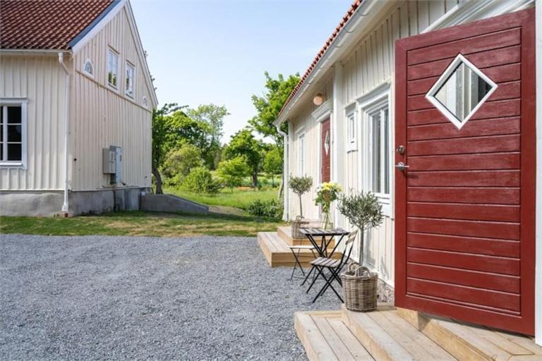 Prästgården i lantlig miljö med fyra sovrum, dusch, kök och vardagsrum - Bed and Breakfast Knivsta