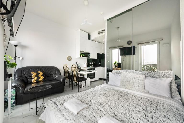 Wola Chic Luxury Studio by BookingHost - Ferienwohnung Warschau