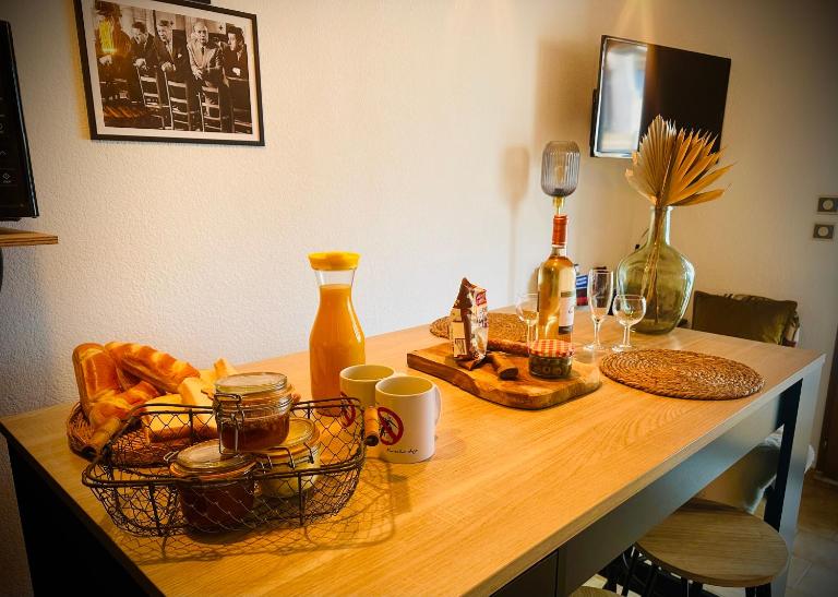 Résidence Le SUNSET Marseillan-plage, entre mer, canal du midi et lagune de Thau, étape vélo, famille, couple, VRP, toutou admis, jardin, parking privé gratuit, vélos, Clim, WIFI fibre gratuite, commodités, plage et piste cyclable à proximité - Bed and Breakfast Marseillan