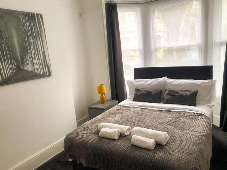Gravesend 2 Bedroom Spacious Stylish Apartment - Sleeps upto 6 - 2 Min Walk to Station - B&B Kent