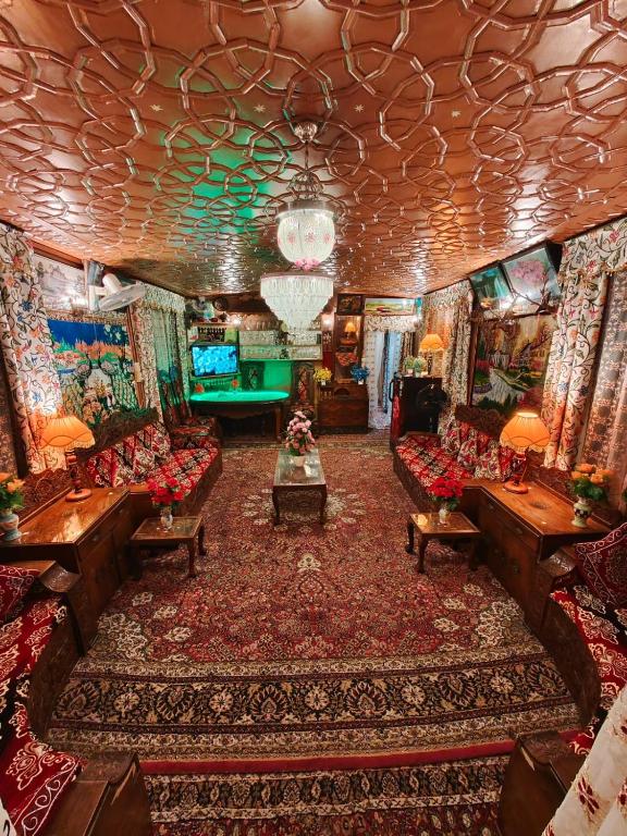 HB NEW LIGHT GROUP OF HOUSEBOATS - B&B Srinagar