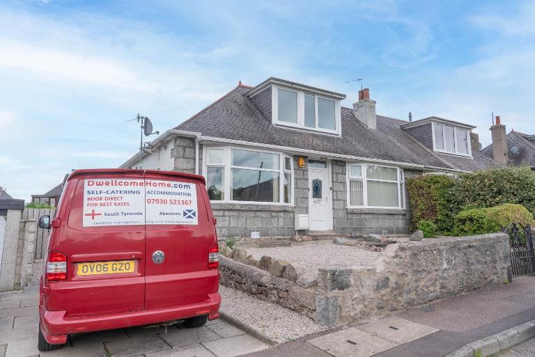Free Driveway Parking for 2 Vehicles, Outside LEZ Zone, 3 Bedroom House, 2 Kings 1 Double, Garden, Fast WIFI, Ideal for Long Term Contractor, etc Stays, Regular Housekeeping Option - See Our Dwellcome Home Ltd Site for Assurance - Chambres d'hôtes Aberdeen