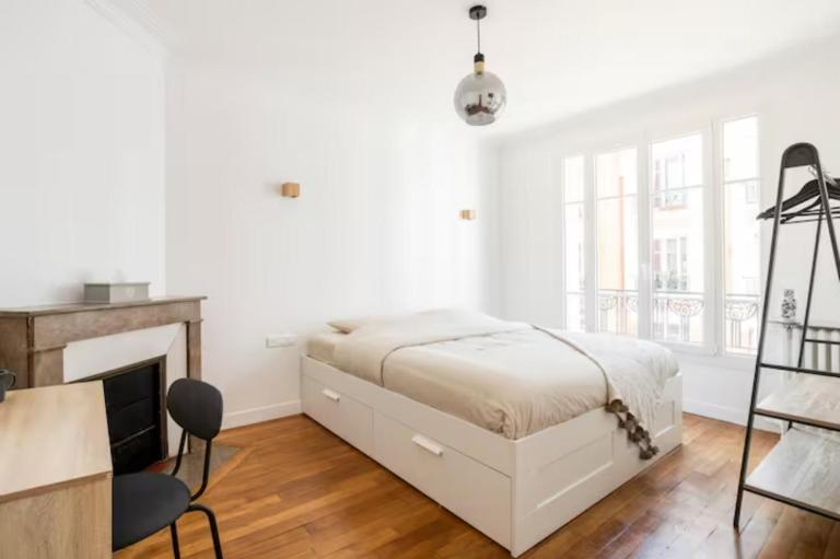 The Square, Paris-Asnières, Private Apartment with Bedroom and Living Room - B&B Asnières-sur-Seine