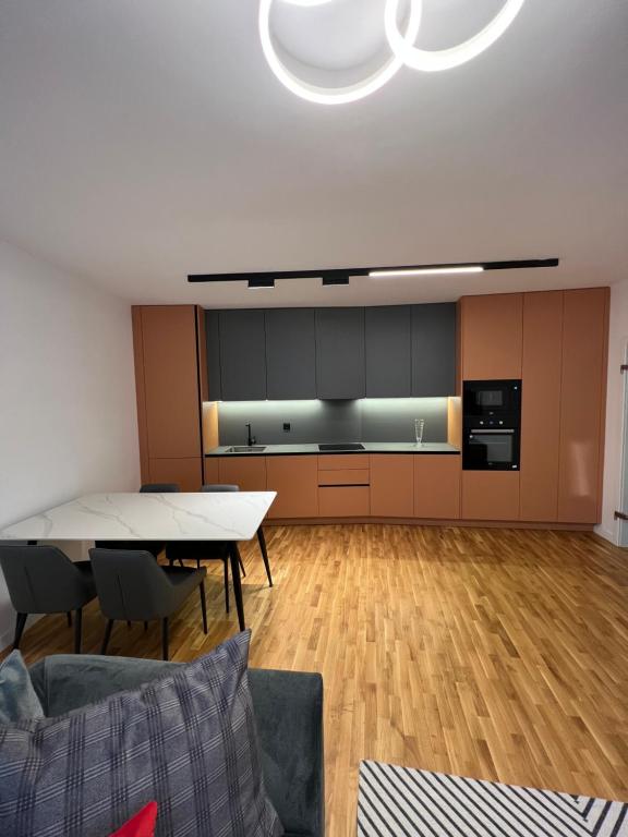 Four Seasons Apartment - B&B Priština