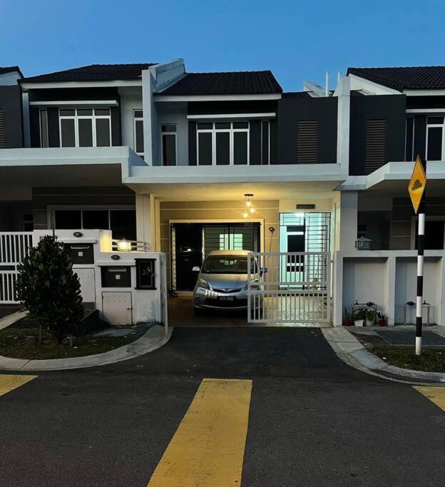Home Vacays at Kota Puteri - B&B Batu Arang