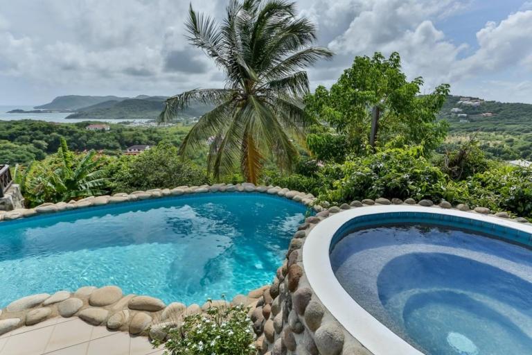 Hilltop Villa with great views out to sea - Villa Cadasse villa - Chambres d'hôtes Cap Estate