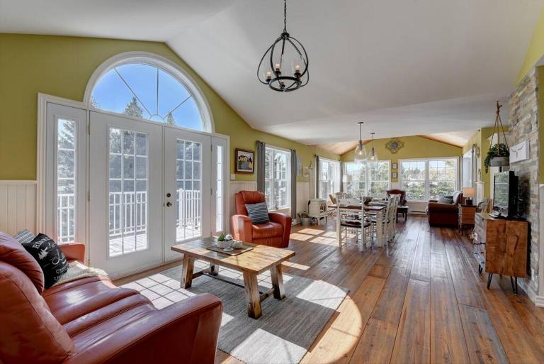 Stunning Waterfront Chalet A Lot Of Natural Light - B&B Saint-Zénon