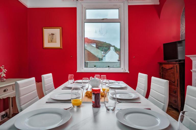 Kitson House - Sea Views, Terraces, 1 min walk to Seafront, 5 to Beach, Free Street Parking, Old Town - B&B Scarborough
