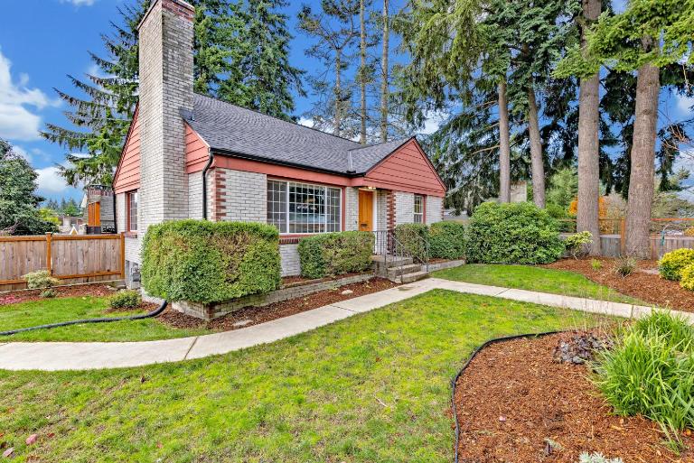 Remodeled Home Fenced Yard Outdoor Fireplace - B&B Seattle