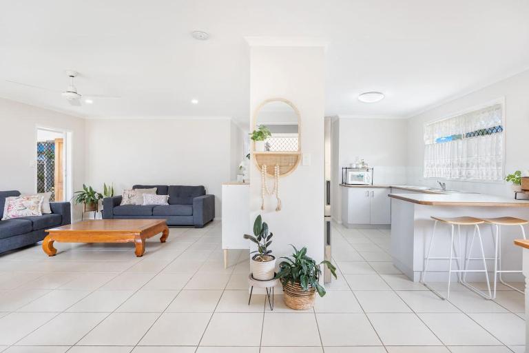 Bay Breeze - Easygoing Beachside Living for Families - Bed and Breakfast Hervey Bay