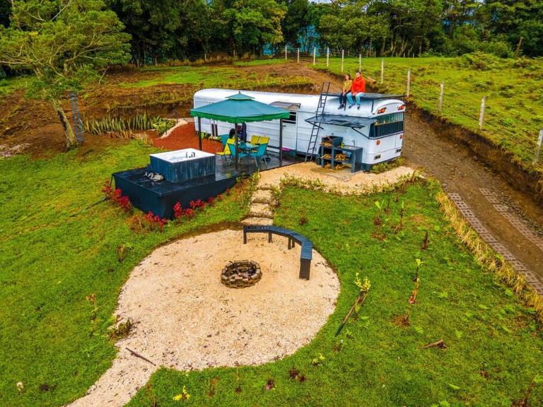 Bus Hotel with HotTube in the middle of mountain - Bed and Breakfast Sarchí