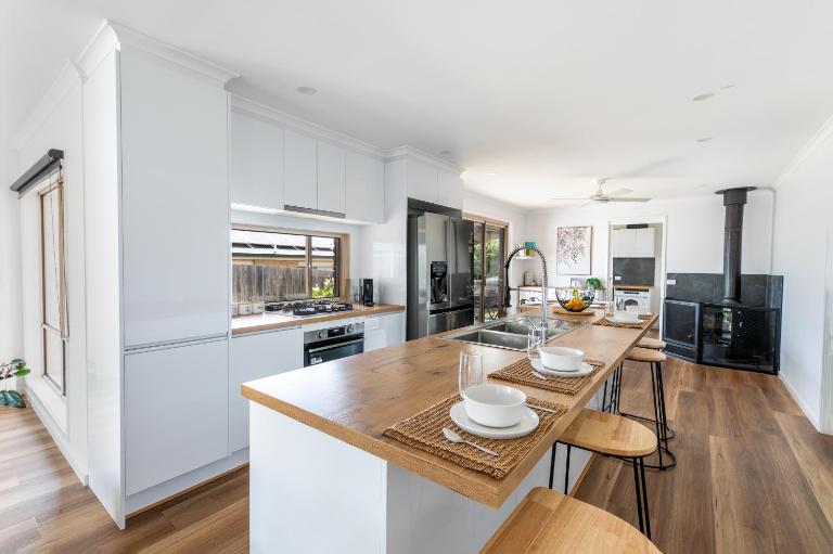 Pet Friendly 3 bedroom house with large backyard - B&B Clifton Springs