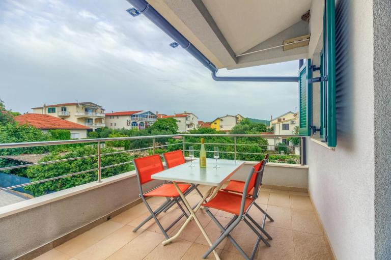 Ferienwohnung in Pirovac mit Terrasse, Klimaanlage, W-LAN (4925-4) - B&B Pirovac