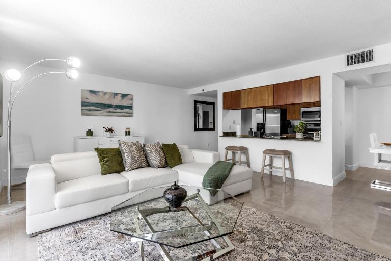Central 2 bed Apartment with a Pool & Gym- Free Garage Parking - B&B Miami