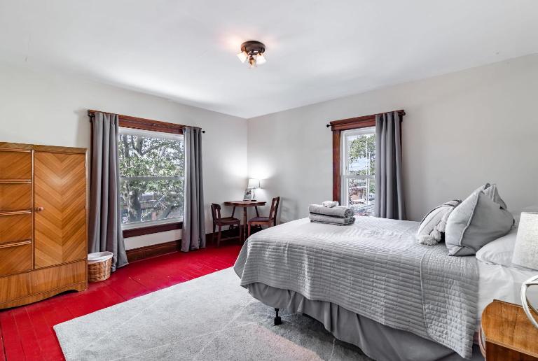 Walk to Downtown Kent - 3 BR House w Patio & Yard - Bed and Breakfast Kent