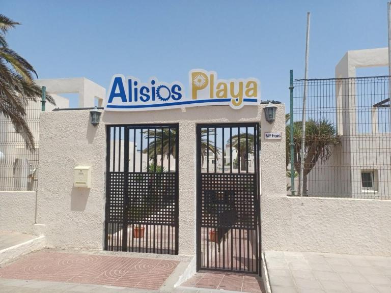 Alisios Playa, pool view - B&B Corralejo