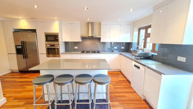 Luxury London House Sleeps x 16, Free Parking, Free Wifi, Garden Patio, Close to tube line easy access to Central London - Chambres d'hôtes Ilford
