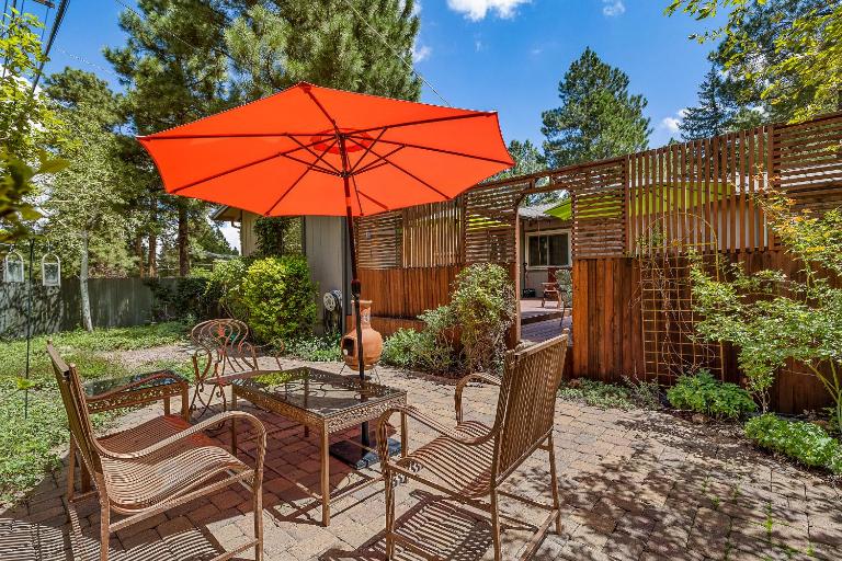 Captivating Continental Country Club Retreat with 4 BDR and Spacious deck! - Bed and Breakfast Flagstaff