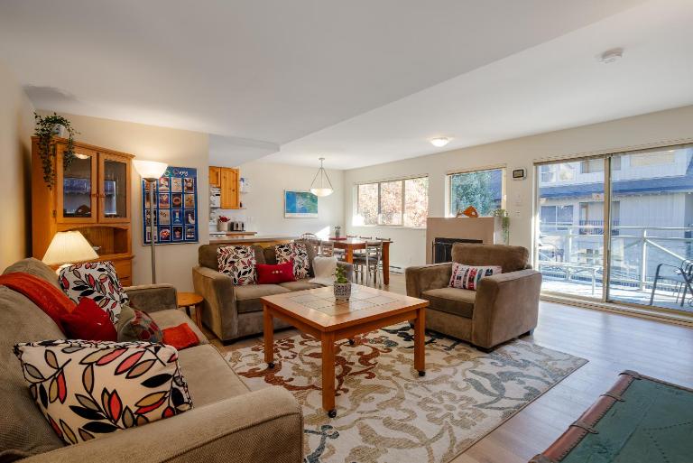 2BR in Valhalla, Whistler Village, Complex Hot Tub, Gas Fireplace, Parking, Gondola Shuttle - Chambres d'hôtes Whistler