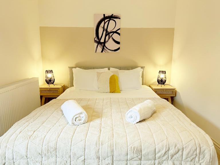 Cotswolds-Stroud-4 bed home-Sleeps 10-Work or Leisure - B&B Abwell