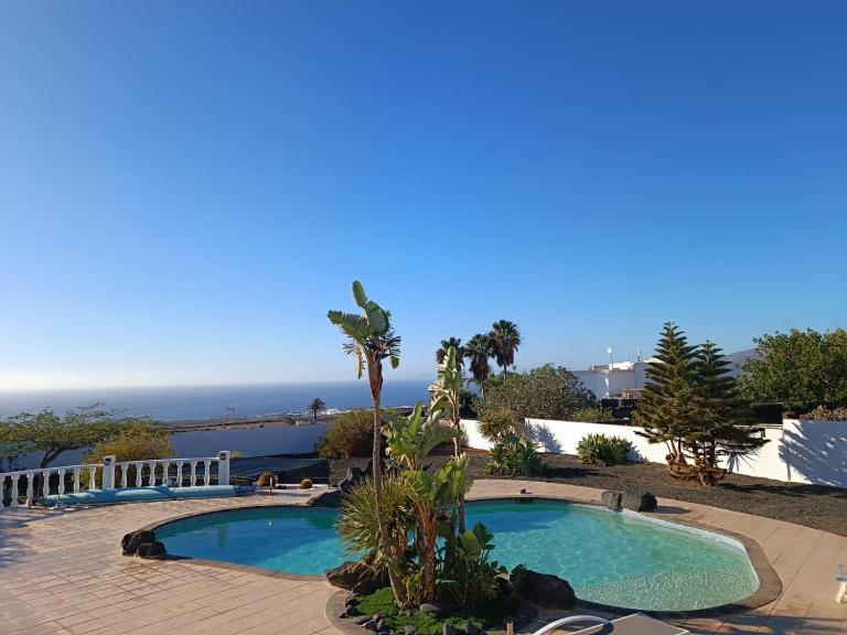 Wonderful country villa with amazing sea view - B&B Tías