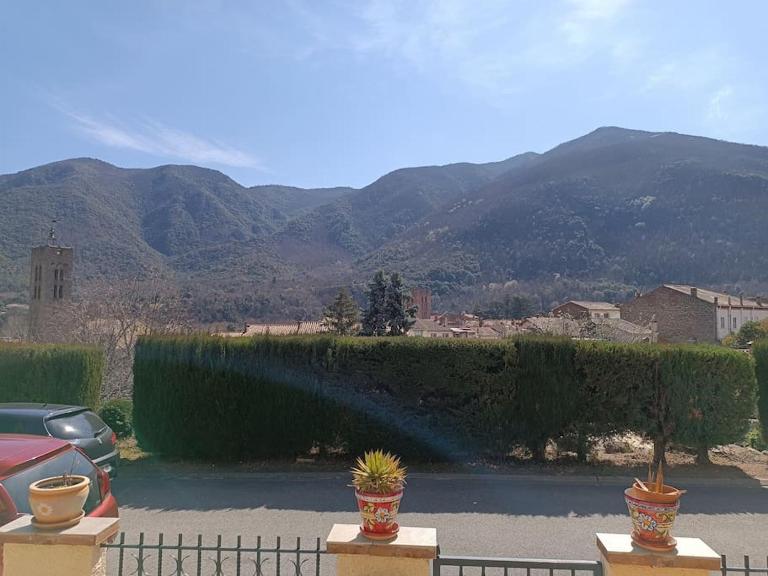 F2 classé 3 étoiles vue montagne, extérieur clos - B&B Arles