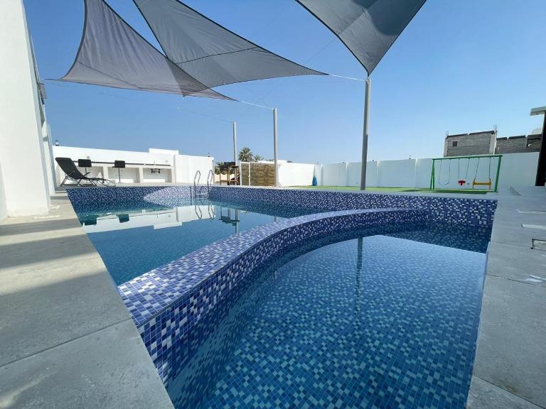 Bareeq Luxury House with Two Private Pools - Barka - Bed and Breakfast Al Buwayriq