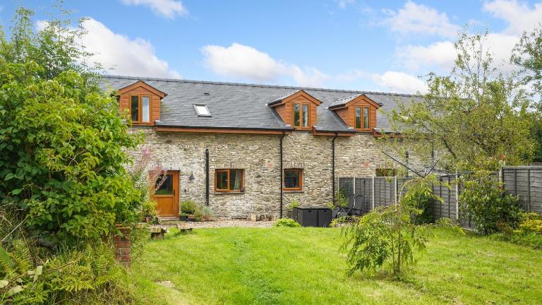 Mwsogl - Luxurious Family Fishing Lodge Near Aberaeron With Private Fishing - B&B Cross Inn