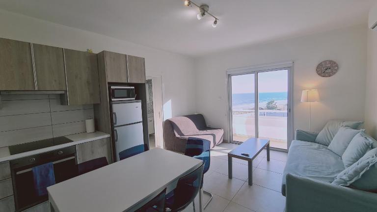STAY Beach Wave Apartment - Chambres d'hôtes Larnaca
