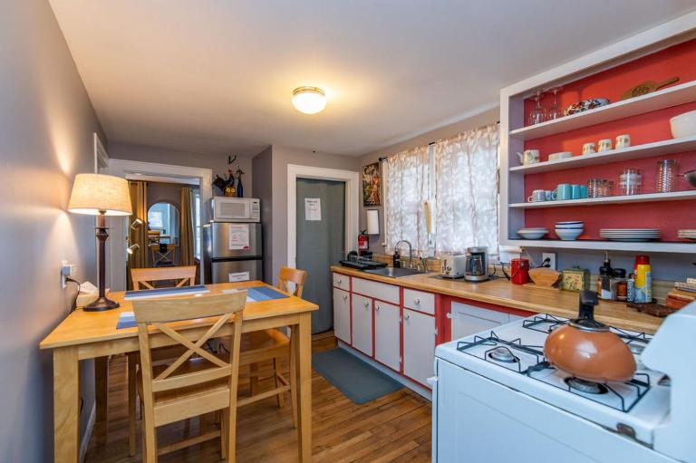 Perfectly Located Private Apartment - B&B Burlington