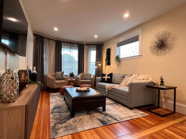 Your Boston Retreat - Great porches - 2/BR sleep 6 - B&B Everett