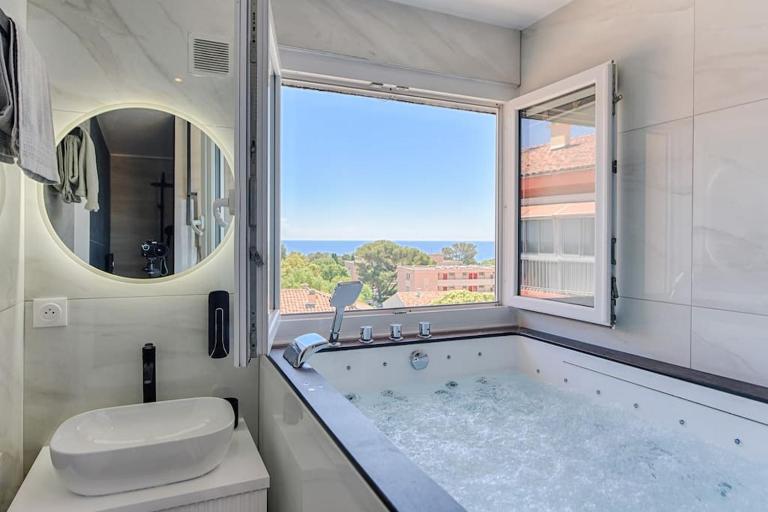 Sea view & spa suite: 3min beach - B&B Fréjus