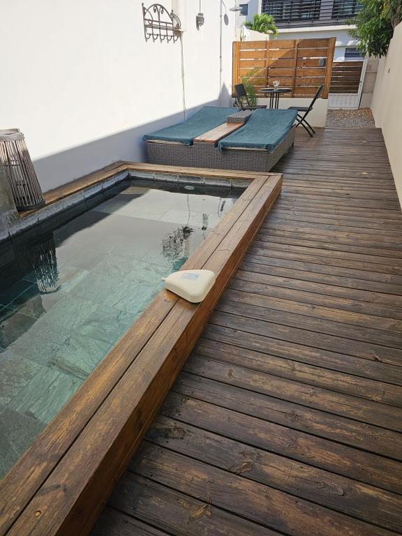 Tiny Badamier Blanc appartement 4 étoiles 2 à 4 personnes piscinelle chauffée - Chambres d'hôtes Saint-Paul