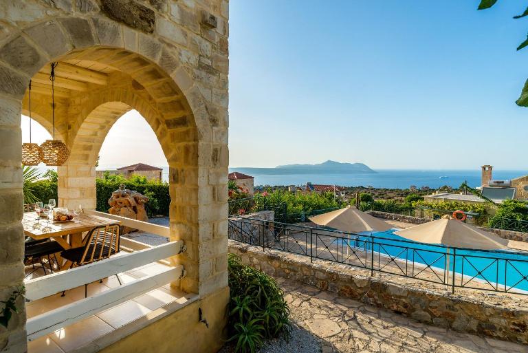 Villa Thalia St George Retreat BY APOKORONAS-VILLAS - Chambres d'hôtes Kókkinon Khoríon