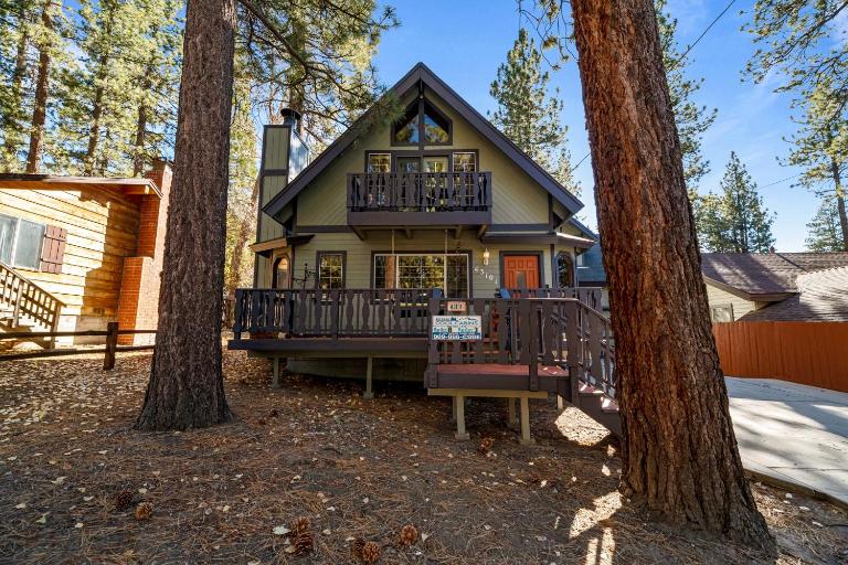 Sunset Chalet - Cozy and spacious cabin nestled among tall pines with Hot Tub! - Ferienwohnung Big Bear Lake