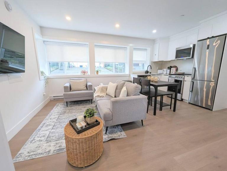 Centrally located, modern, 2 bedroom home - B&B Vancouver
