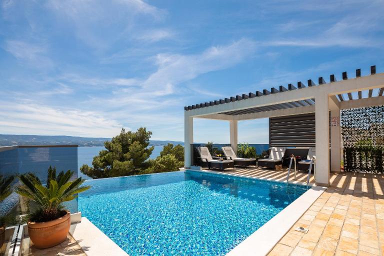 Luxury Seafront Villa with Heated Pool, Jacuzzi, Sea View, 150 m from Beach - B&B Stanići