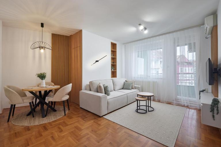 Modern Living Apt - City Center Elegance - FREE PARKING - B&B Novi Sad