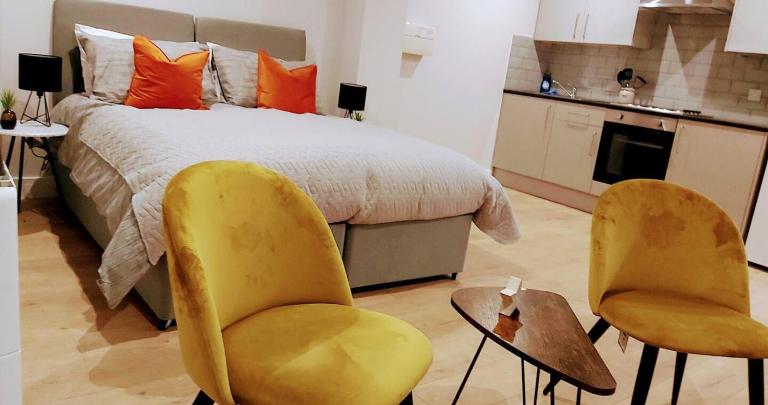 Market Haven Kingsize Studios Town Centre with Netflix, Business & Leisure travellers, multiple units available - B&B Northampton