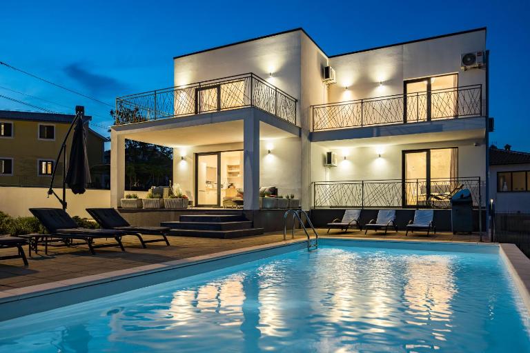 Villa Angie near Pula for 10 persons with private heated pool & kids playground - B&B Vodnjan