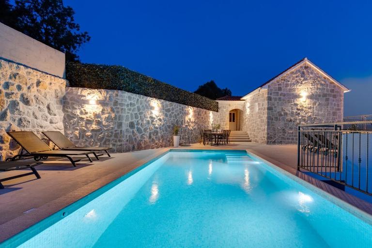 Villa KING with private pool with hydromassage, 4 bedrooms, 3km from sea and town Omiš - B&B Omiš