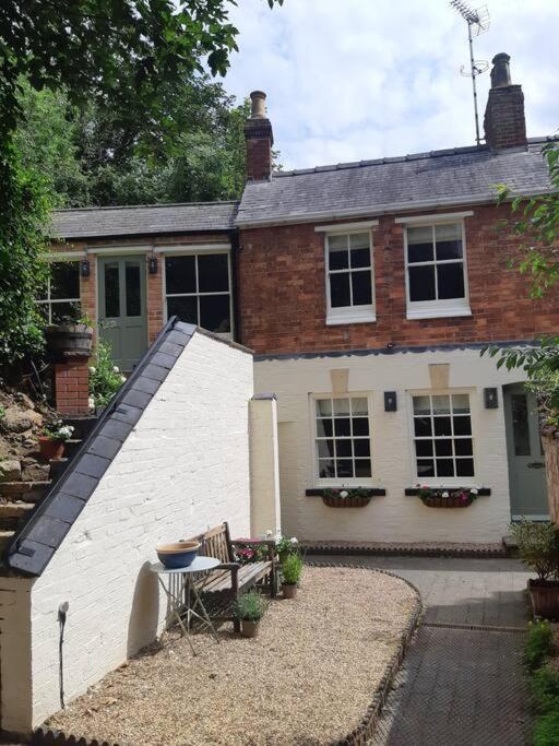 Beautiful Georgian cottage within a private walled garden - Ferienwohnung Oakham