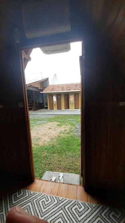 Cabana com Ar condicionado e area de cozinha e banheiro compartilhado a 10 minutos do Parque Beto Carrero - Chambres d'hôtes Penha