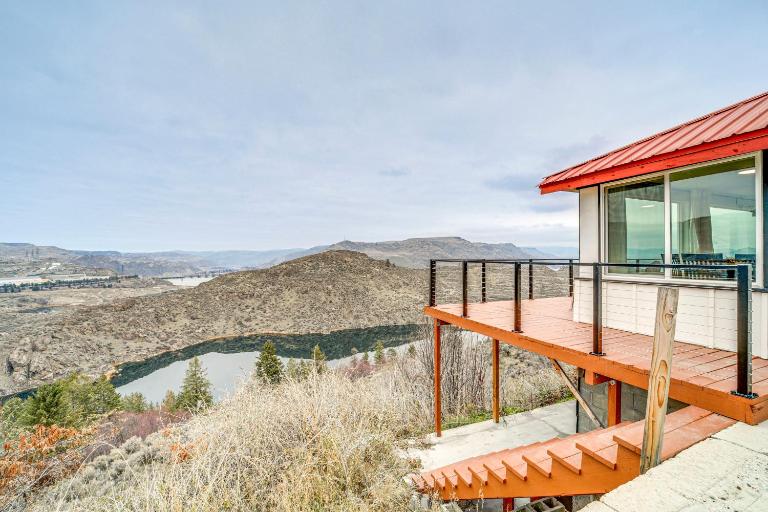 Cozy Grand Coulee Home w/ Deck & Views! - B&B Grand Coulee