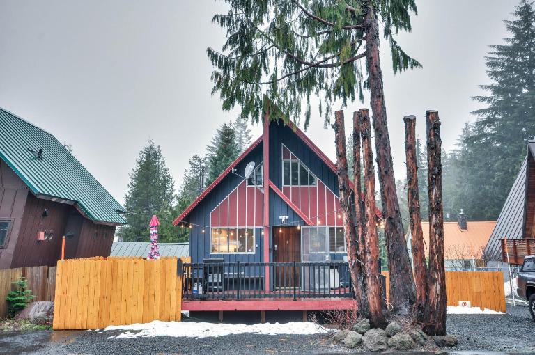 Inviting Mt Hood Cabin w/ Porch: 1 Mi to Skibowl! - B&B Government Camp