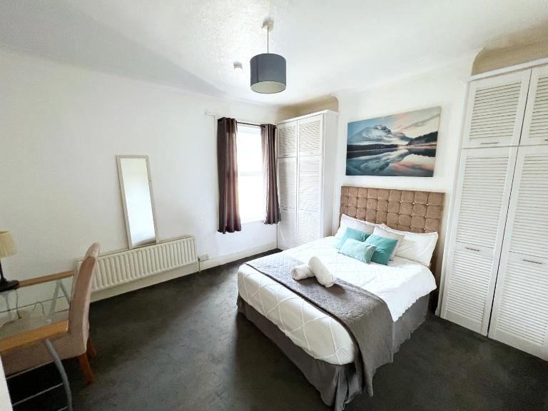 Newly Refurbished 2 Bedroom Flat - Long stays AVL - Ferienwohnung Norbury