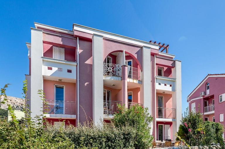 350 Meter zum Strand mit WiFi, Klima - B&B Baška