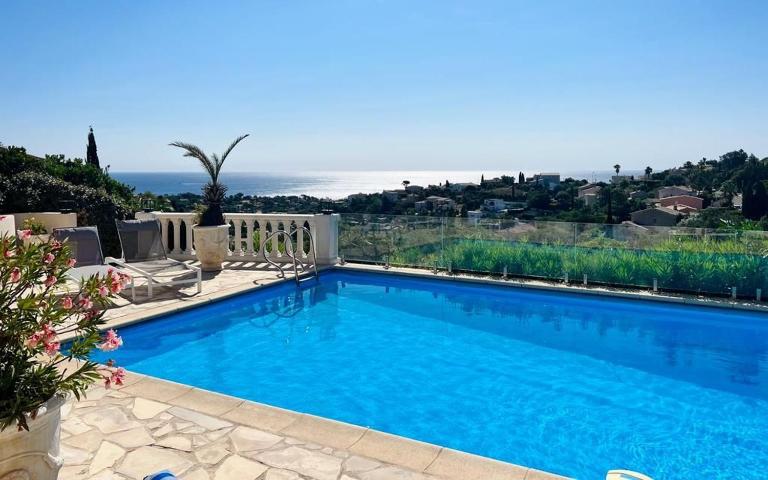 Ferienhaus Lei Sambro, familienfreundlich, Pool und toller Meerblick, ruhig gelegen by Riviera HomeLife - B&B Saint-Aygulf